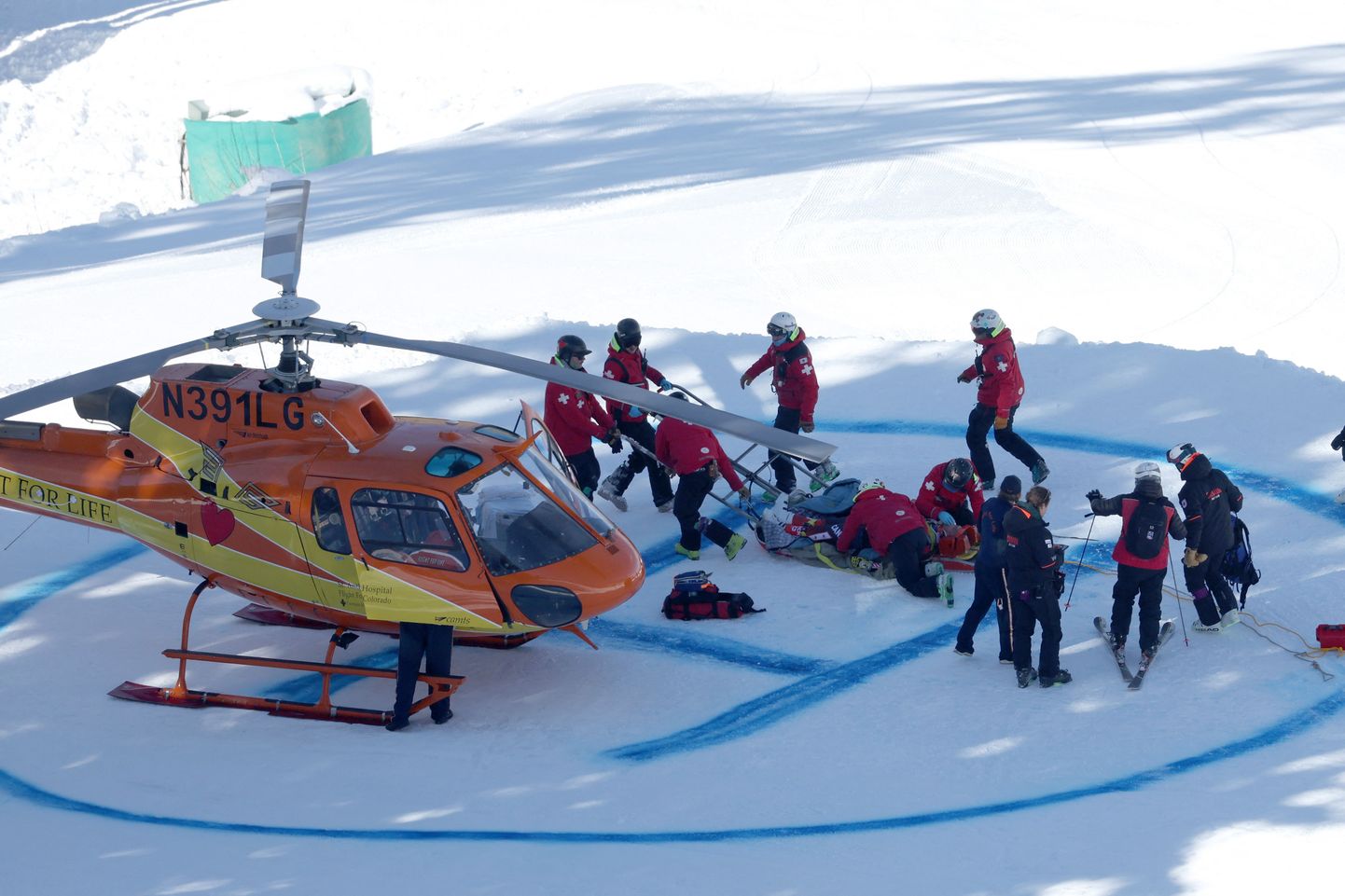 Helikopter transpordib karmilt kukkunud Broderick Thompsonirt Denveri haiglasse.