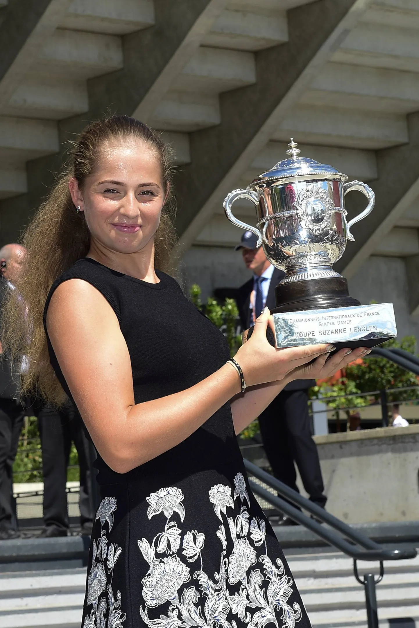 Jelena Ostapenko poseerib Prantsusmaa lahtiste naiste üksikmängu esikohakarikaga.