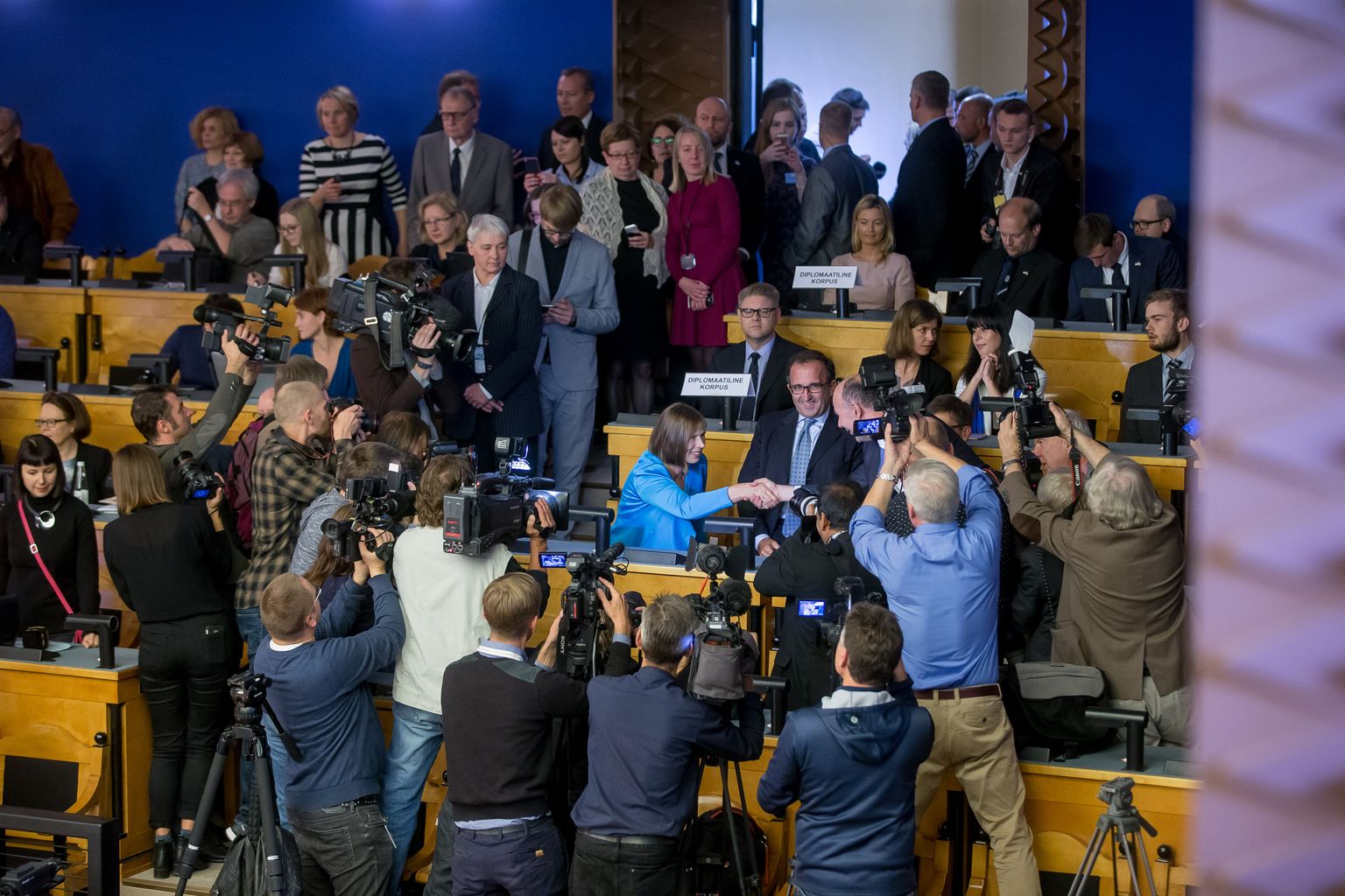 4lk1 Kersti Kaljulaid riigikogu rõdul hetk pärast tema valimist Eesti Vabariigi presidendiks 3. oktoobril 2016.