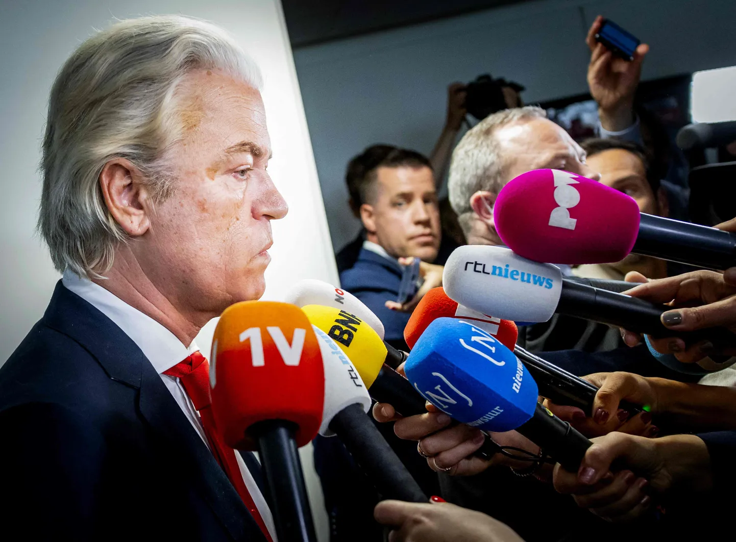 Gērts Vilderss atbild uz žurnālistu jautājumiem