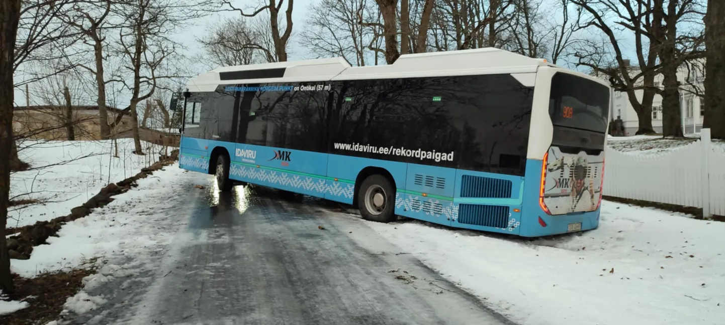 Пару недель назад возле мызы Сака два автобуса соскользнули с дороги.