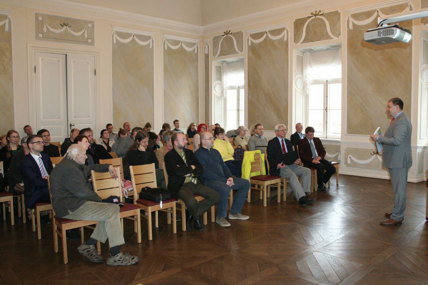 Rattaliikluse tuleviku arutelu tõi Tartu raekoja saali inimesi täis. Pildil esineb kokkutulnutele Jarno Laur.