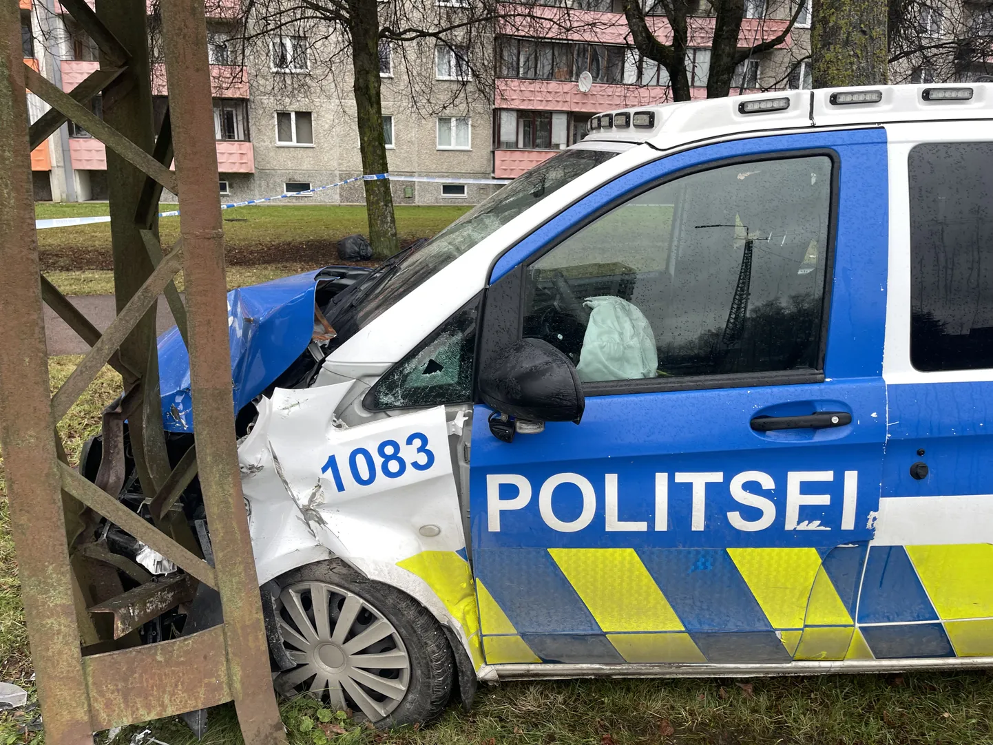 VIDEO Politseibuss tegi Haaberstis avarii ja paiskus vastu posti