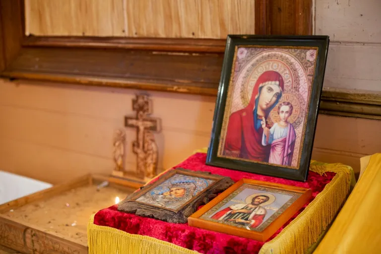 Иконы в рамках. Настоящих икон в церкви Святого Александра Невского нет, остались только распечатанные, многие были украдены. 30 января 2022 года