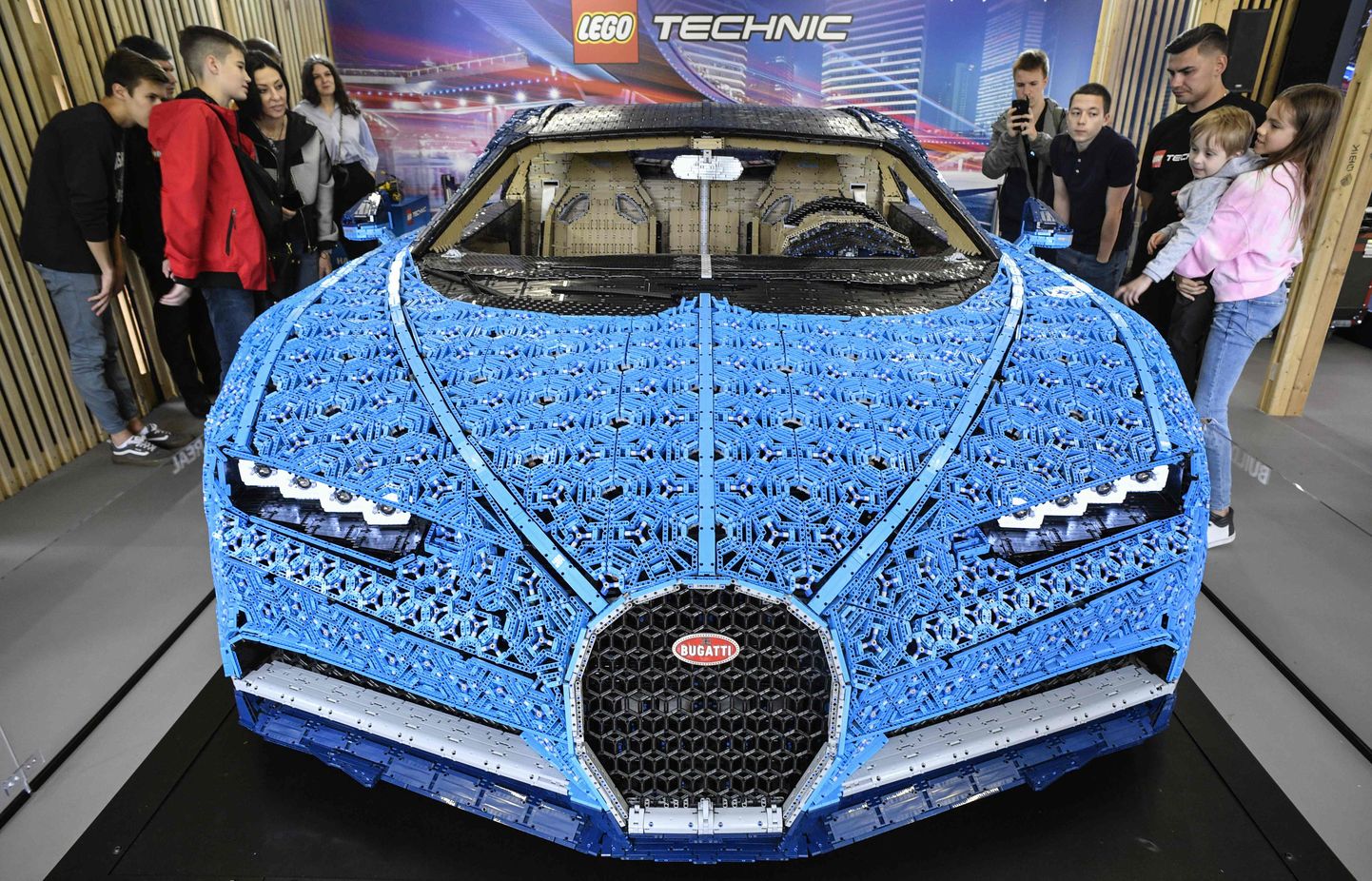 Lego klotsidest kokku pandud sportauto Bugatti Chiron.
