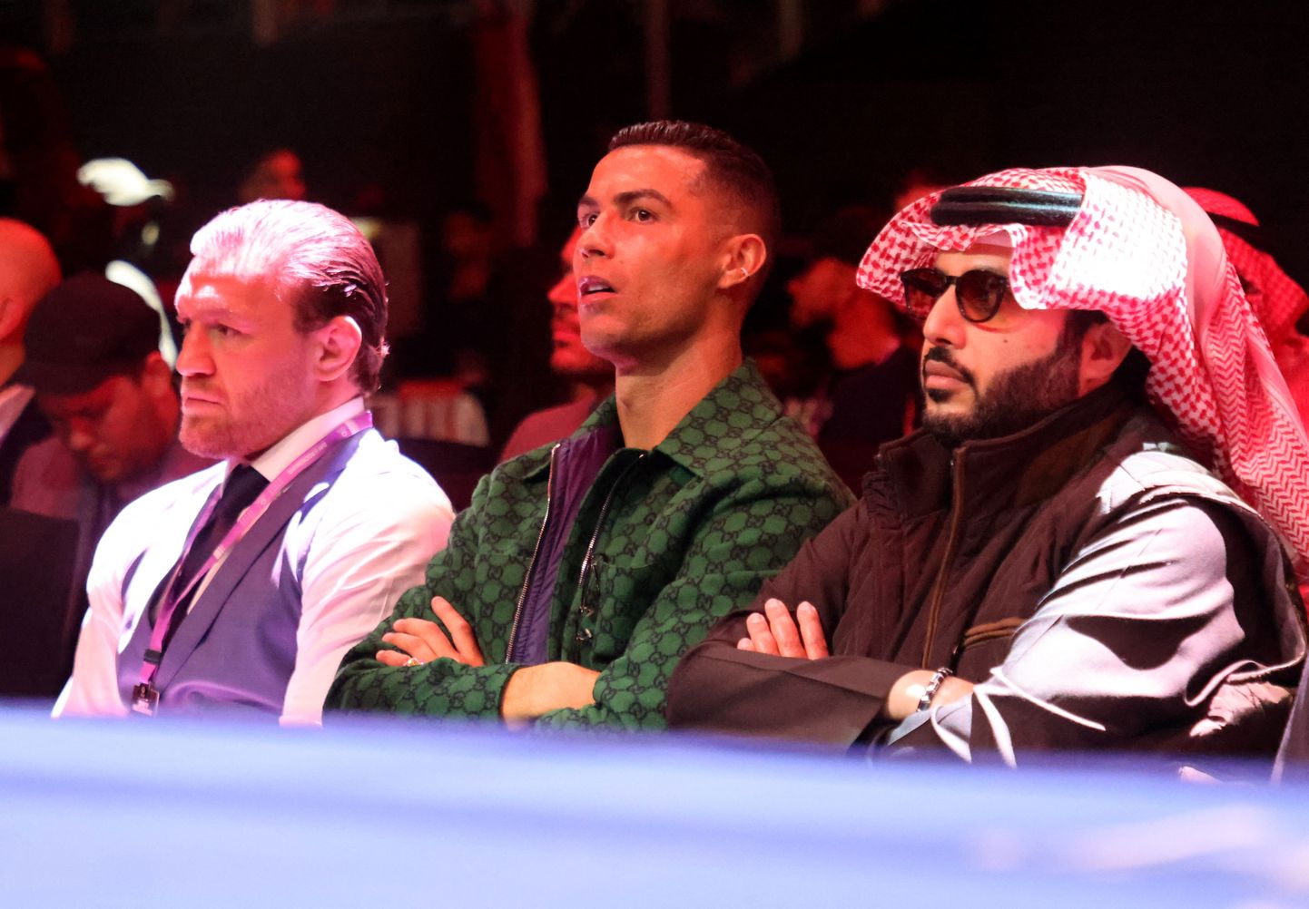 Vasakult: MMA-legend Conor McGregor, jalgpallistaar Cristiano Ronaldo ja Saudi Araabia kõrge riigiametnik Turki Alalshikh.