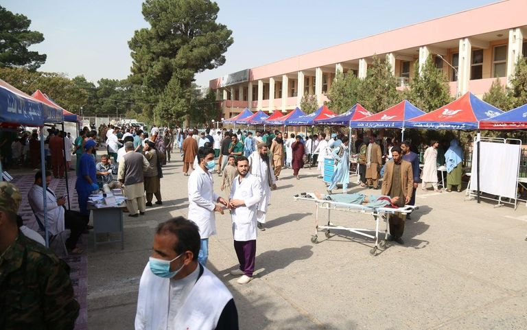 Талибы запретили врачам-мужчинам лечить пациентов-женщин.