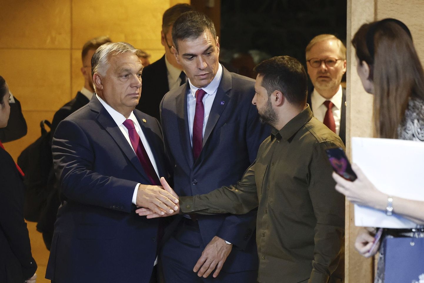 Премьер-министр Венгрии Виктор Орбан и президент Украины Владимир Зеленский пожимают друг другу руки. Ноябрь 2023 года.