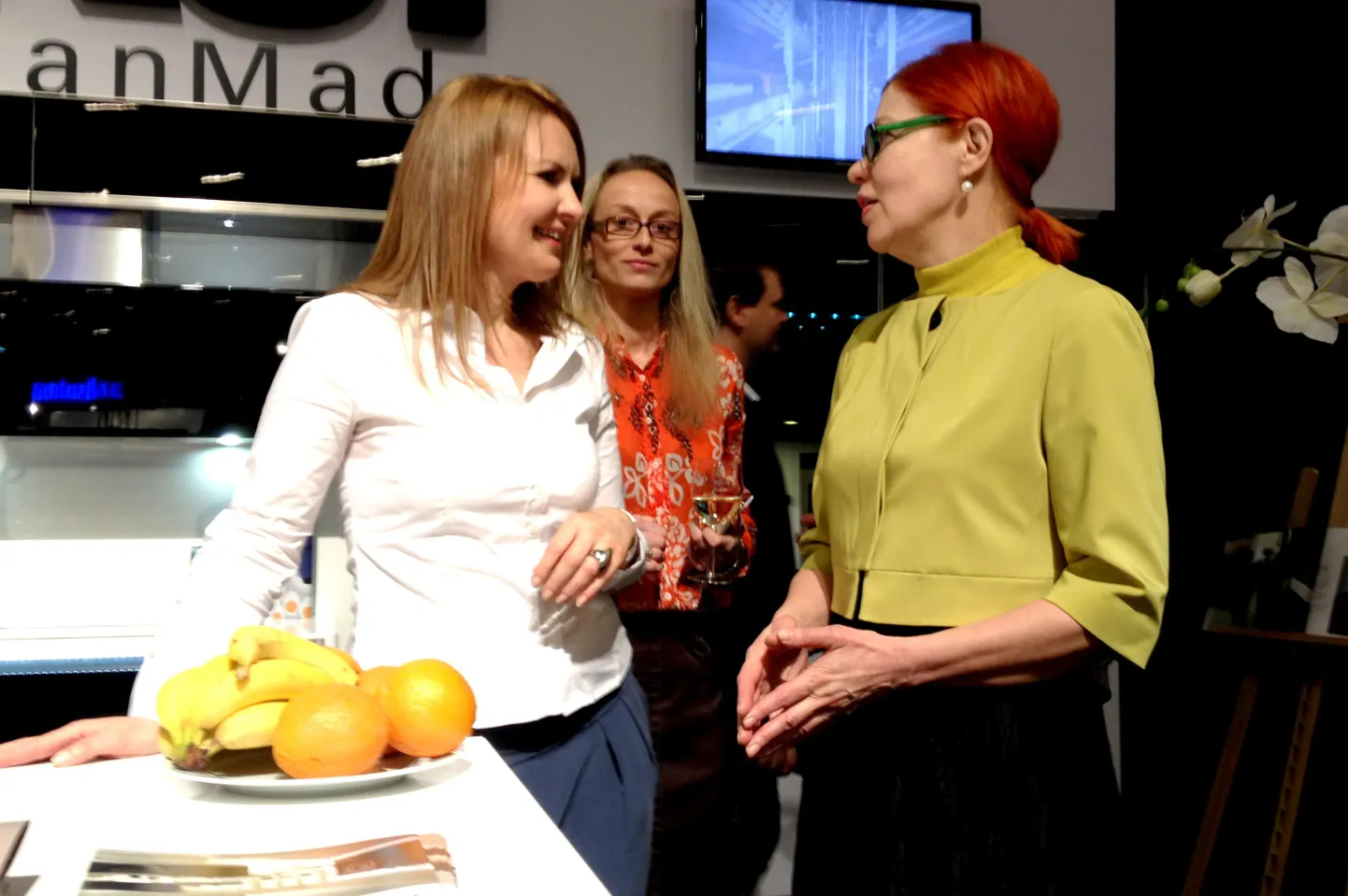 Vasakult sisearhitekt Aet Piel, Eesti Näituste tegevjuht Ingrid Pihela ja EKA rektor Signe Kivi.