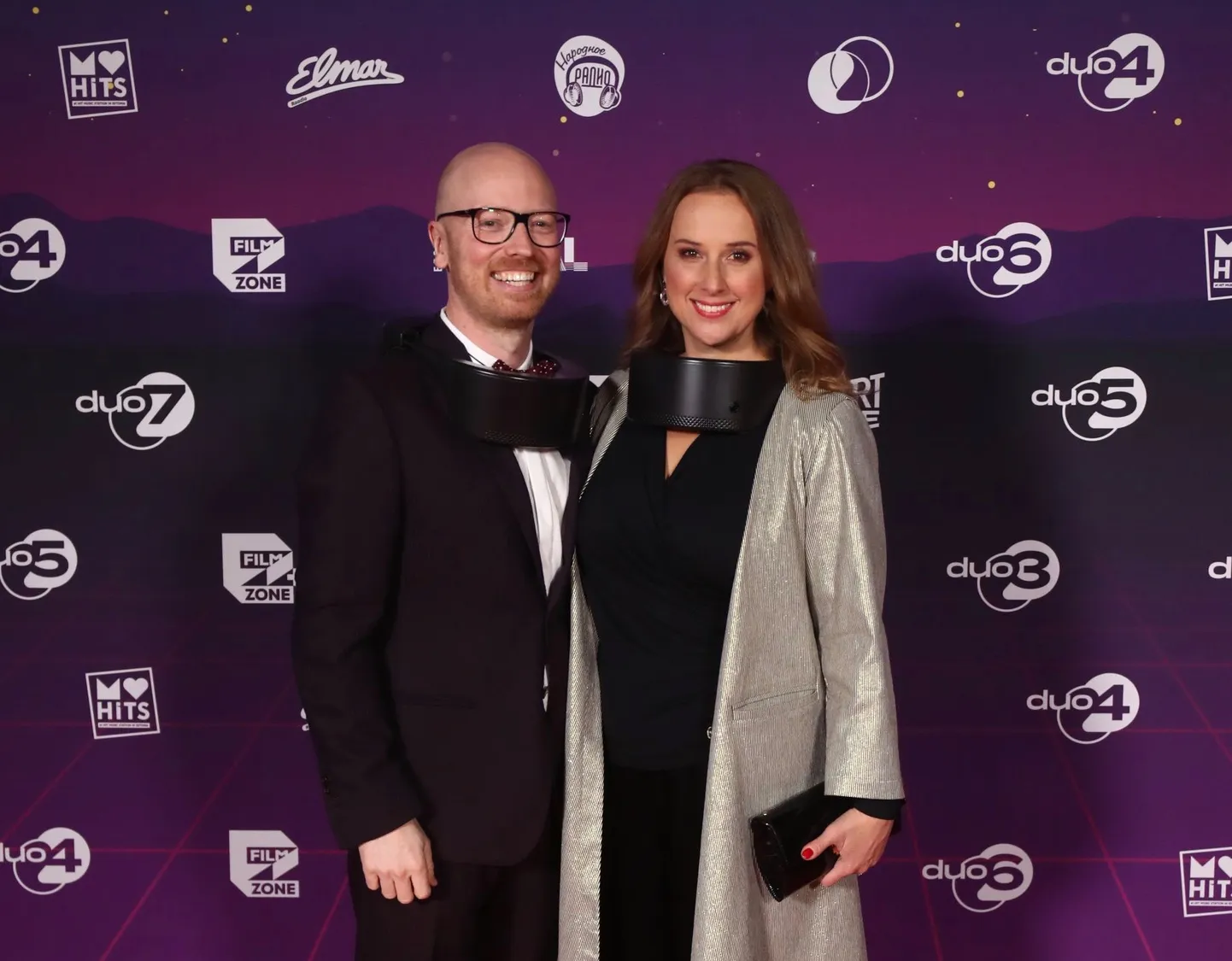 Mart Normet ja tema abikaasa Britt kavalalt kaitstuna Duo Media suurejoonelisel ja rahvarohkel avapeol.