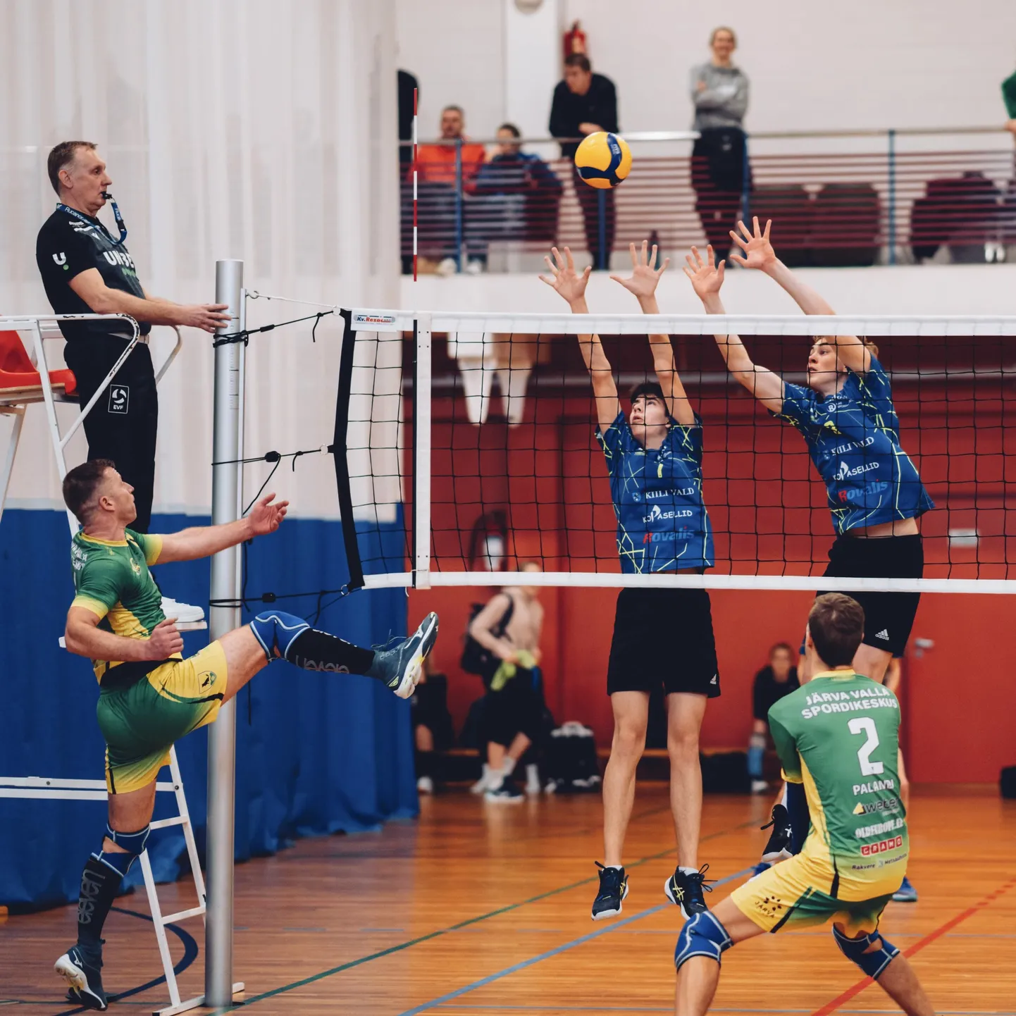 Järva valla spordikeskuse meeskond (rohelises) jõudis välja finaalmatšini.