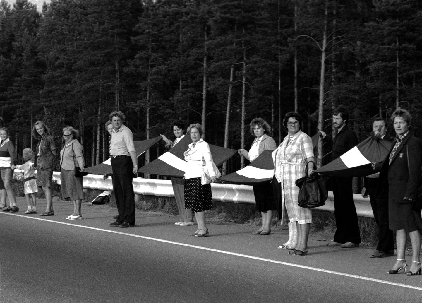 23. augustil 1989 Balti ketis seisnud lätlased Riia lähedal