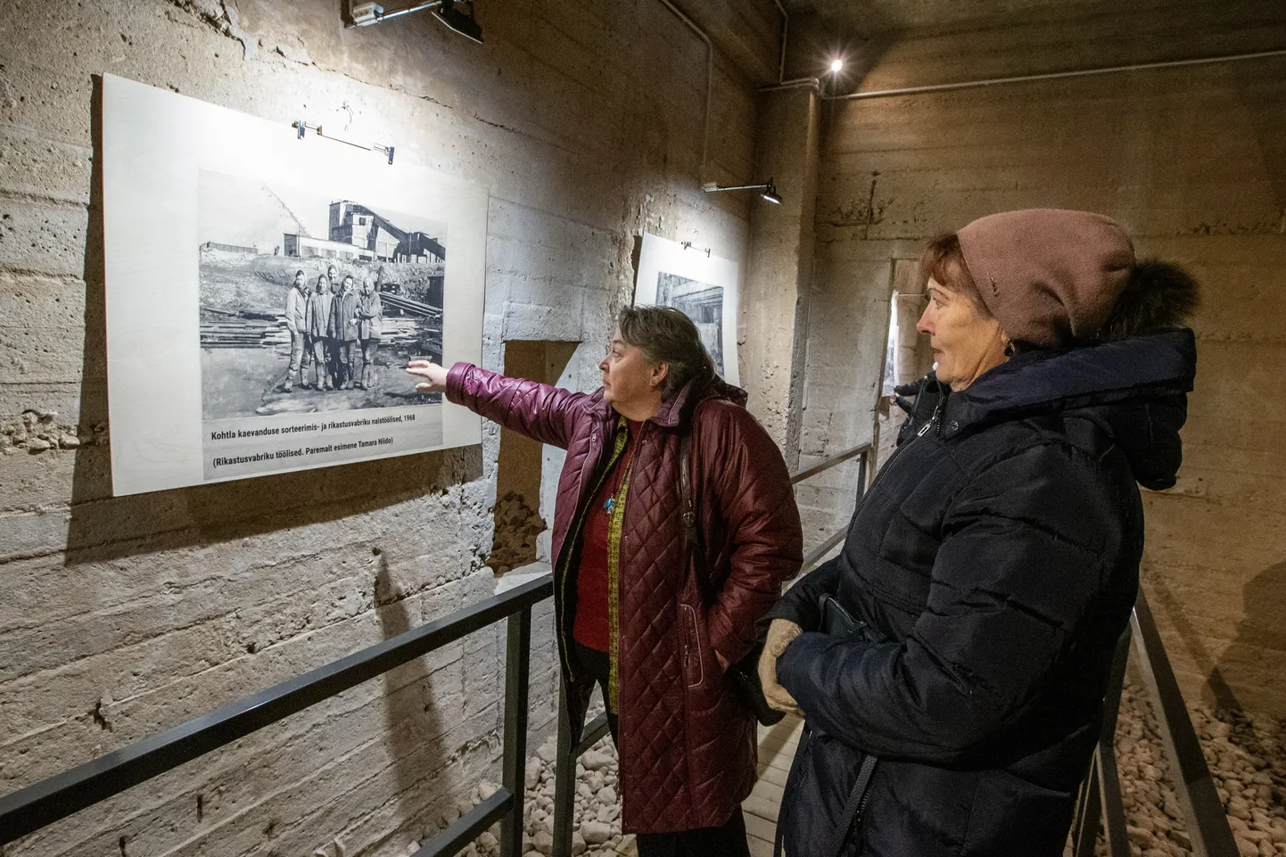 Alle Põdra ja Sirje Sillat uurivad fotodelt, kas näevad tuttavaid nägusid.