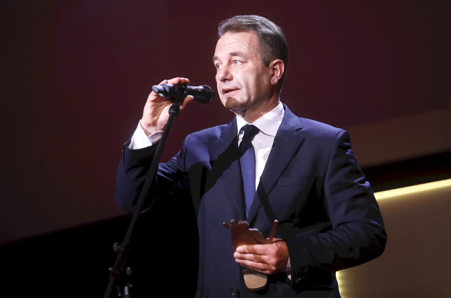Labākais aktieris otrā plāna lomā Andris Daugaviņš filmā "Kriminālās  ekselences fonds" saka pateicības vārdus, saņemot nacionālā kino festivāla "Lielais Kristaps" balvu kinoteātrī "Splendid Palace".