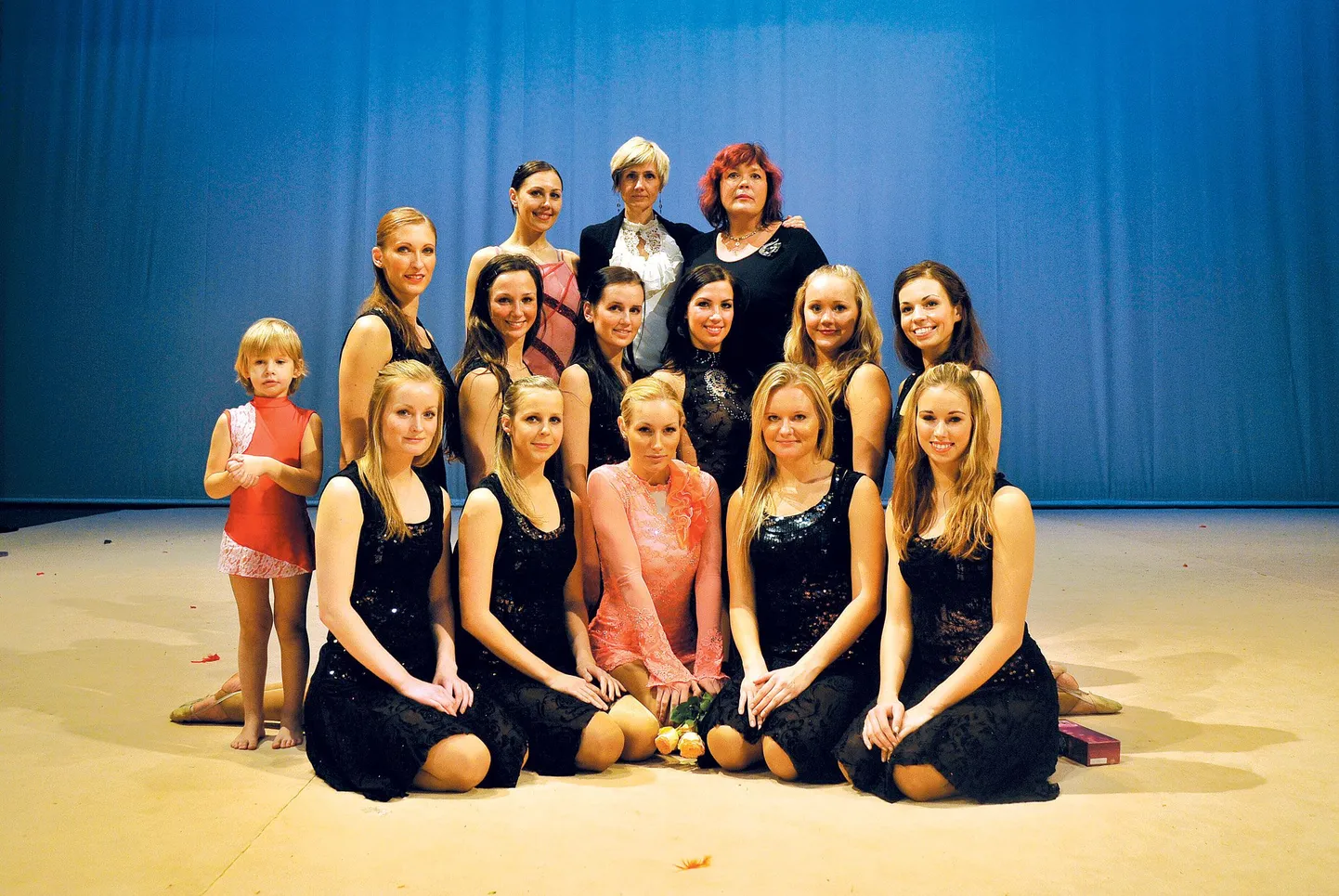 Esmaspäeval käisid GC Rütmika Tartu Kalevi koosseisus laval (esimene rida vasakult) Margot Võ­sokov, Katriin Laan, Elsa Sinijärv, Maarja Jõgi, Liis Piilberg, (teine rida) Helerin Vunk, Kadri Rohtmets, Käthe-Riin Tull, Krista Rohtmets, Mari-Liis Alu­pere ja Elina Lõhmus. Tagareas seisavad treenerid Kristiina Noor, Katri Toomsalu ja Lea Kriibi. Pisike tüdruk punases trikoos on Eliisa Kikerpill, kes samuti esines. Pildilt puuduvad Tiina Tol­moff, Maria Filippova ja Helina Kasvandik, kes maailmameistrivõistlustel rühma edus suurt rolli mängisid.