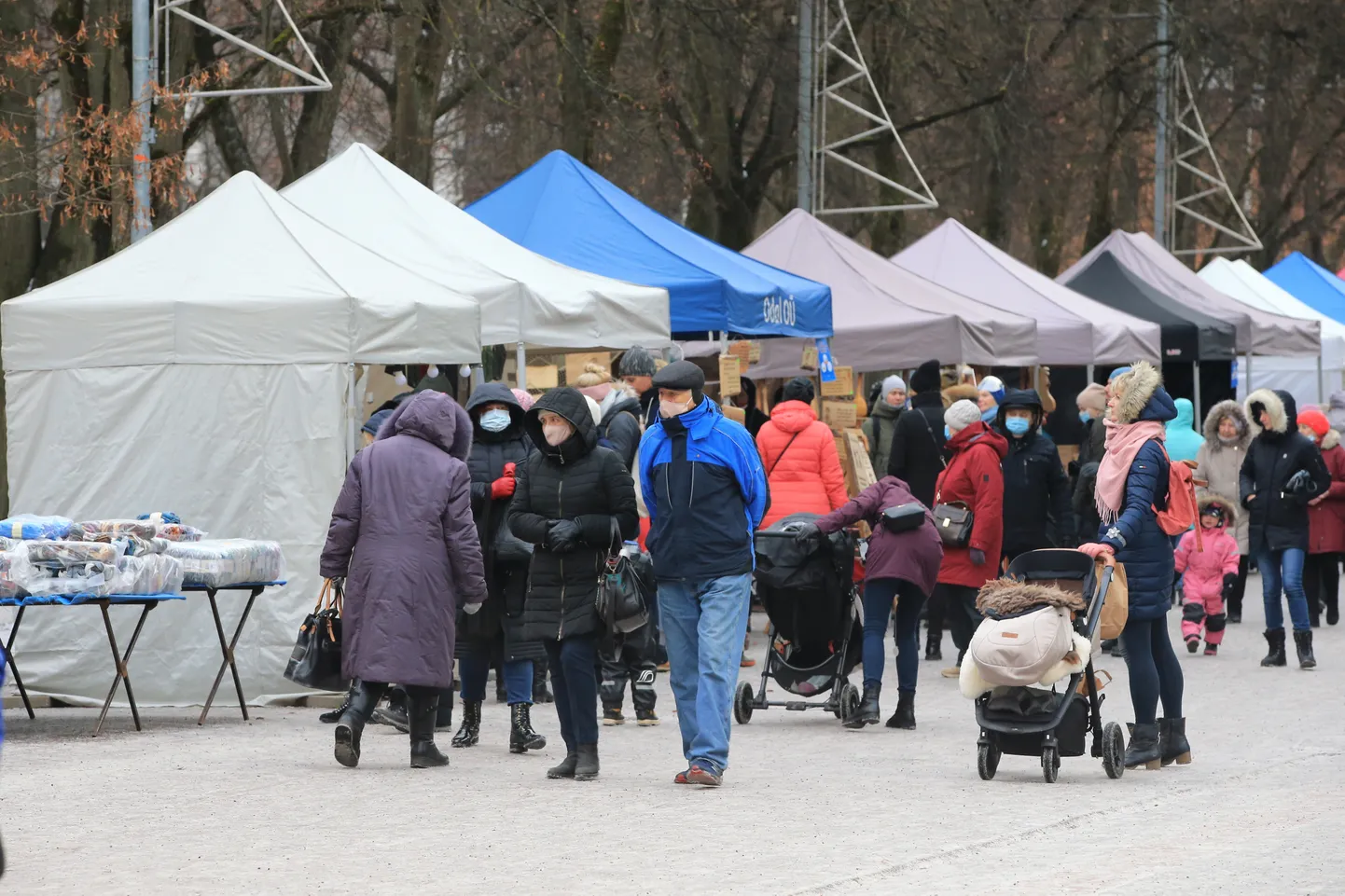 Traditsiooniline jõululaat toimub Tartu kesklinnas turuhoone vahetus ümbruses.