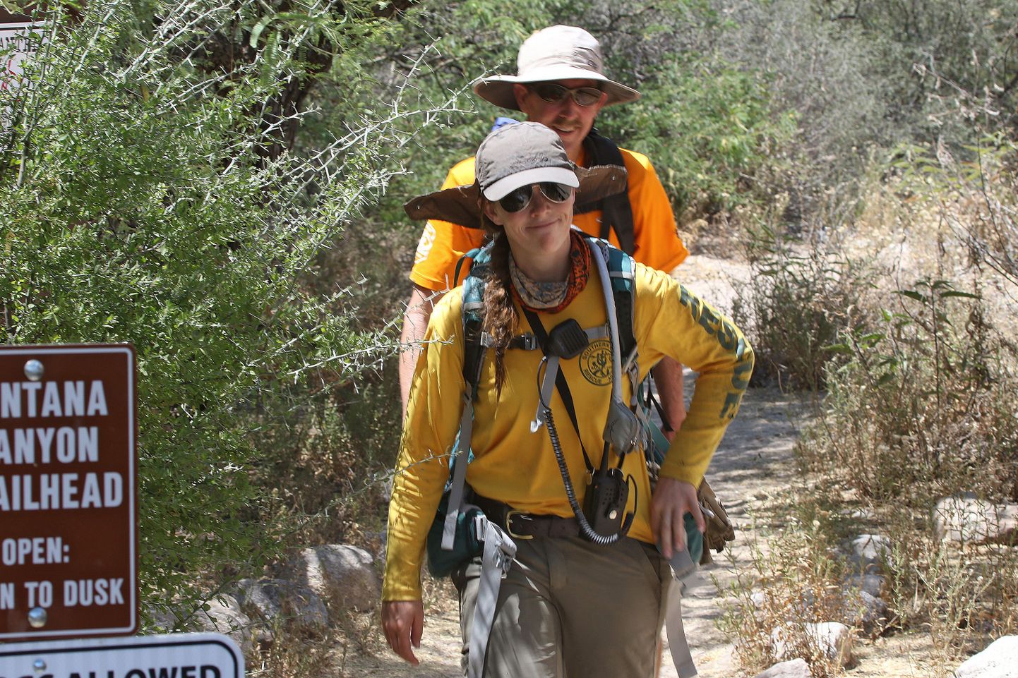 Kara O'Brien and Jeff Mayhew naasmas matkalt Ventana kanjoni juurde Lõuna-Arizonas. Pühapäeval lõppes samas piirkonnas matkanud kolme Euroopast pärit mehe jaoks matk õnnetult - üks meestest on surnud, teine kadunud ja kolmas hetkel haiglas.