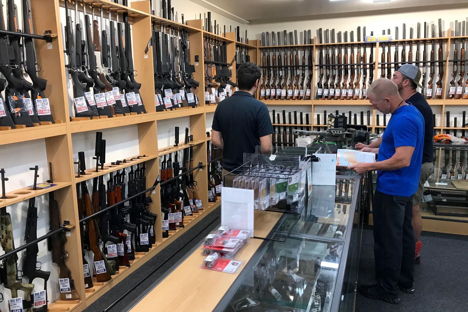 Tulirelvad Gun City relvapoes Christchurchis. Eilsest alates on suur osa selle poe kaubast ebaseaduslik. 