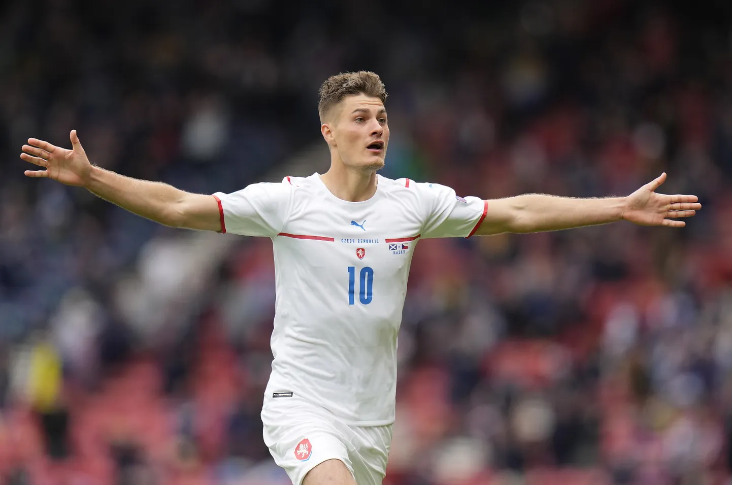 Patrik Schick tähistamas imelist väravat.