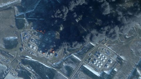 Pēc Ukrainas dronu trieciena Primorskas ostā izcēlies ugunsgrēks