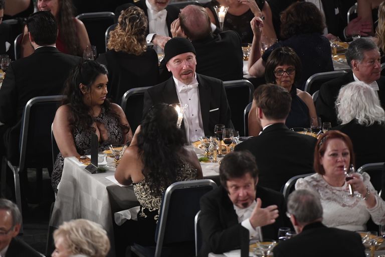 U2 kitarristil The Edge'il oli Nobeli gala õhtusöögil seljas frakk, kuid peas kootud müts