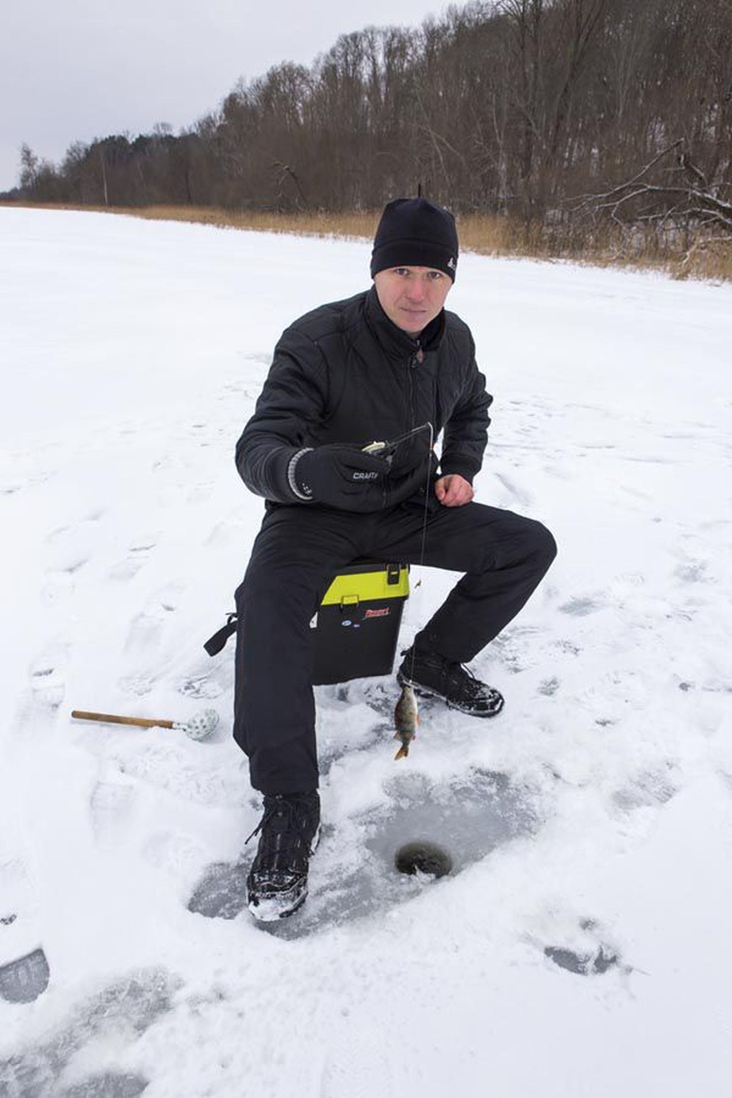 Eile keskpäeval Viljandi järvel kalastanud Pavel Bojetski on harjunud allveepüügiga saama suuremaid kalu kui nüüd ligi tunni jooksul välja tõmmatud paar ahvenat.