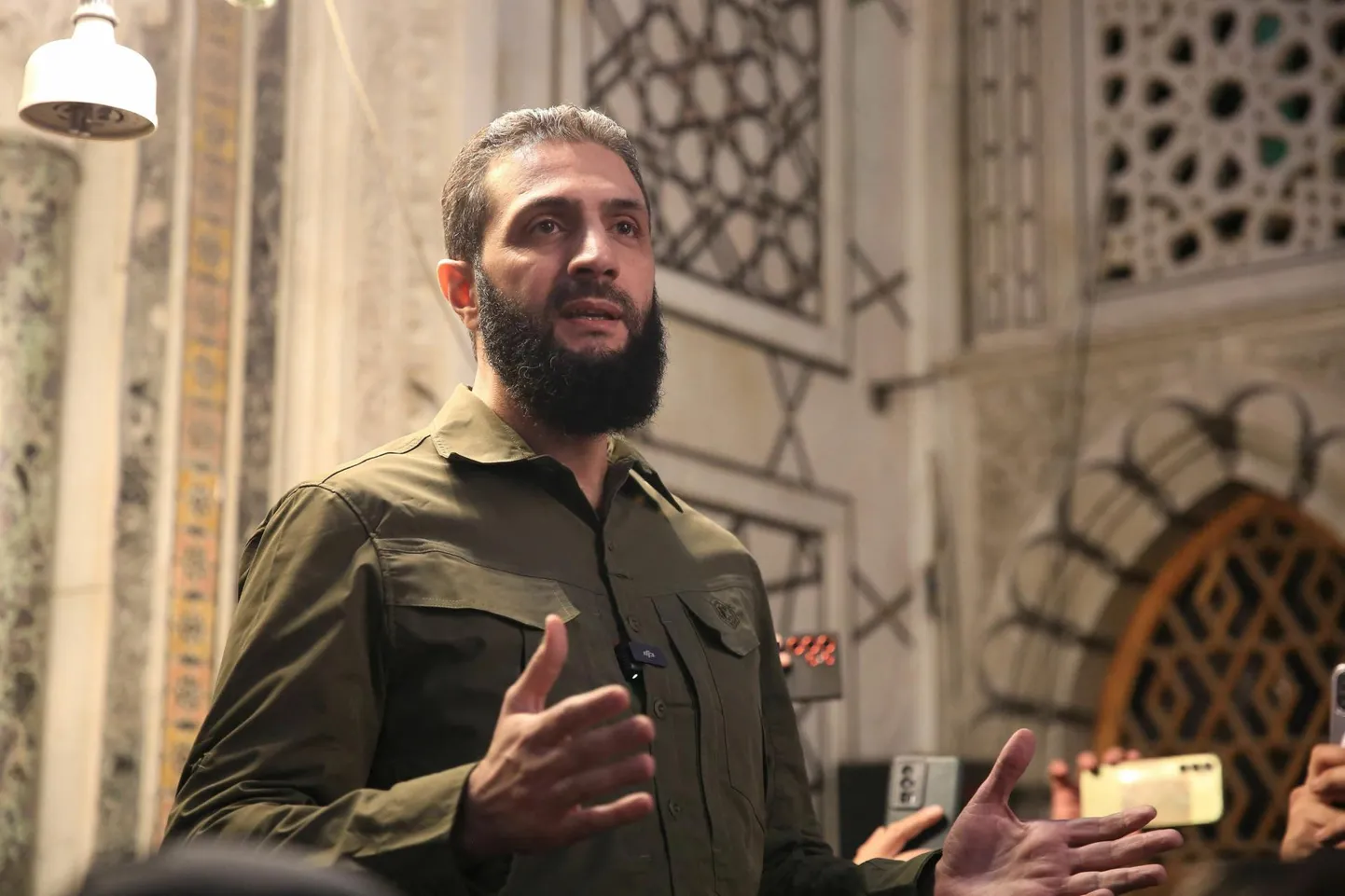 Süüria islamistliku rühmituse Hayat Tahrir al-Sham (HTS) liider Abu Mohammed al-Jolani pühapäeval pärast diktatuurirežiimi langemist Damaskuses Umayyadi mošees kõnelemas.