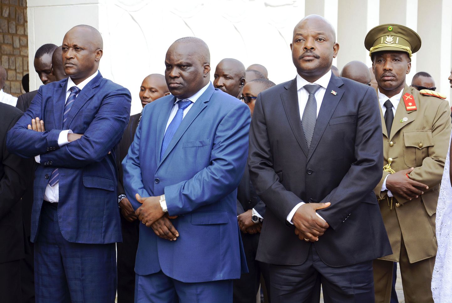 Vasakult Burundi asepresident Gaston Sindimwo, rahvusassamblee spiiker Pascal Nyabenda ja president Pierre Nkurunziza võtavad osa mõrvatud vee- ja keskkonnaministri Emmanuel Niyonkuru matustest pealinnas Bujumburas 10. jaanuaril. Niyonkuru on 2015. aasta aprilli järel puhkenud vägivalla kõige nimekam ohver.