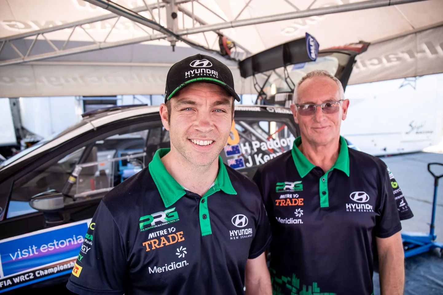 Uus-Meremaa rallisõitja Hayden Paddon (vasakul) koos 63-aastase kaardilugeja John Kennardiga.