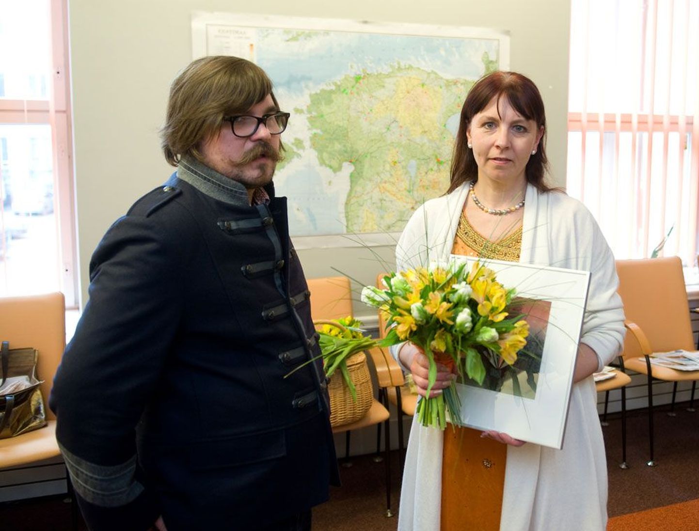 Ajakirjanik Tiina Kangro sai just kätte Avatud Eesti Fondi XVI Koosmeele auhinna. Tema kõrval seisab saate «Puutepunkt» juht Kaidor Kahar.