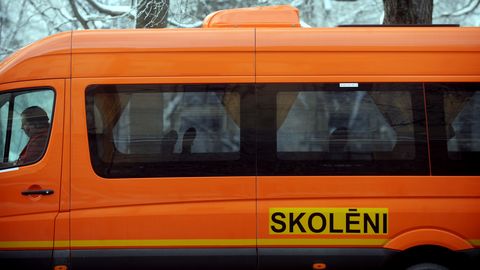 Sāk vākt parakstus par stingriem ierobežojumiem auto kustībai piestājuša skolēnu autobusu tuvumā