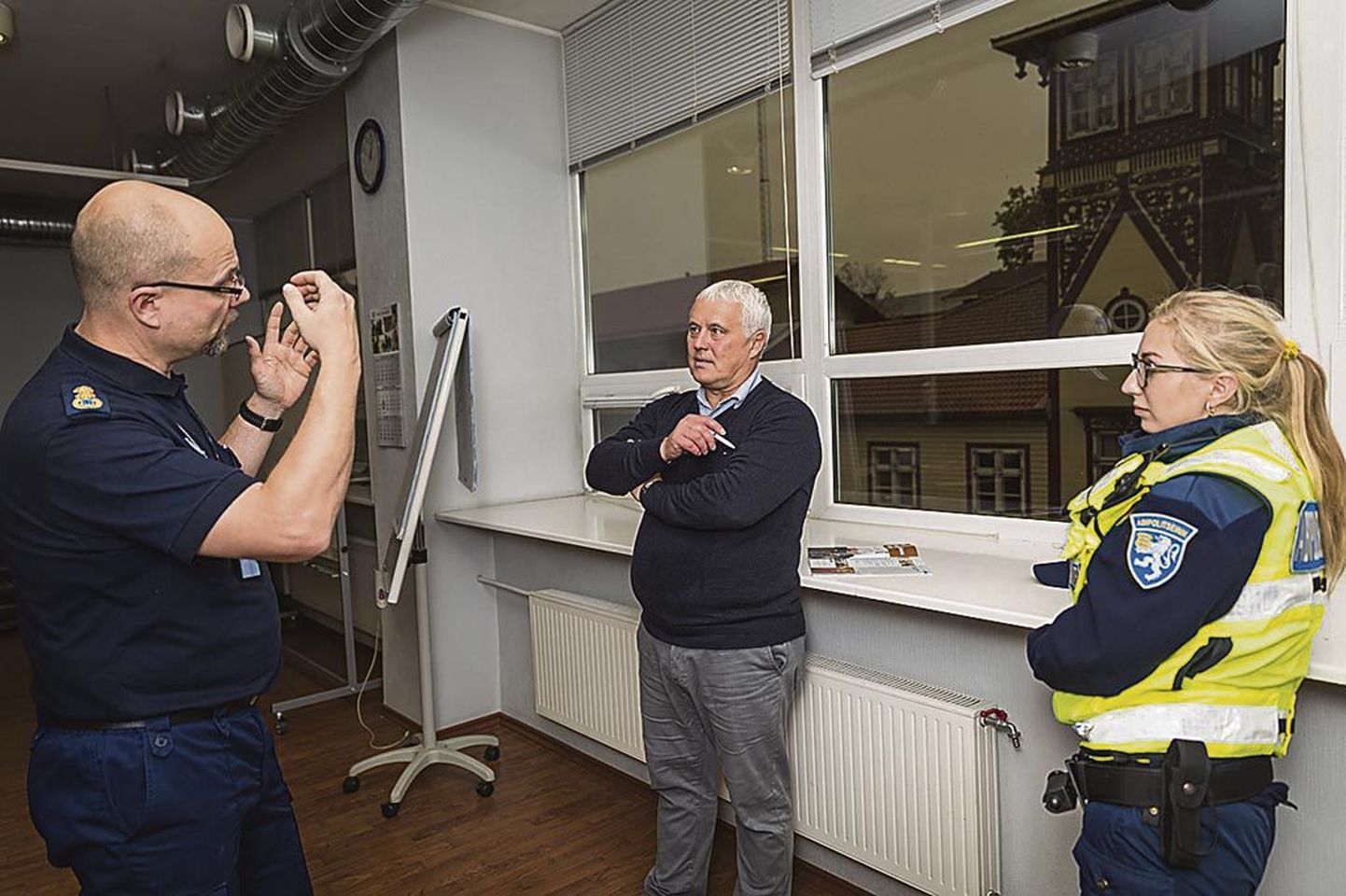 Andres Sinimeri selgitab dokumentaalfilmi projektijuhile Iurie Pinteale Pärnu politseijaoskonna tegevusi.