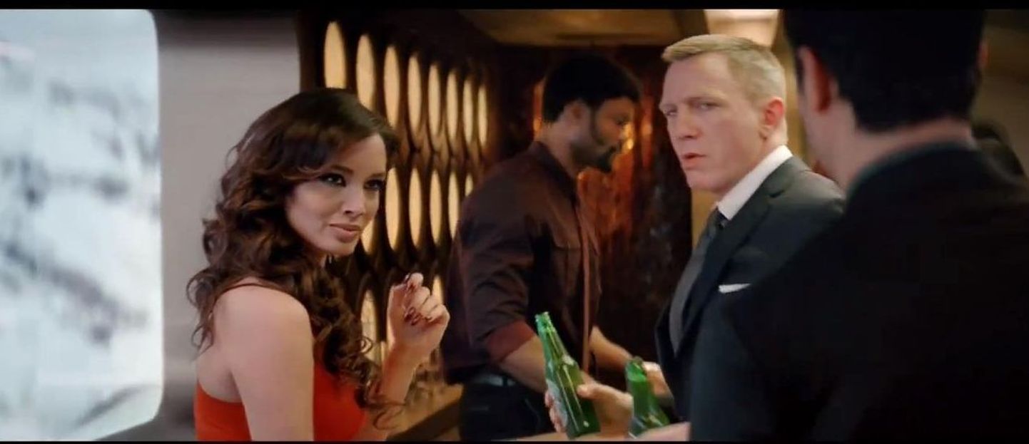 James Bond haarab Heinekeni õlle järele