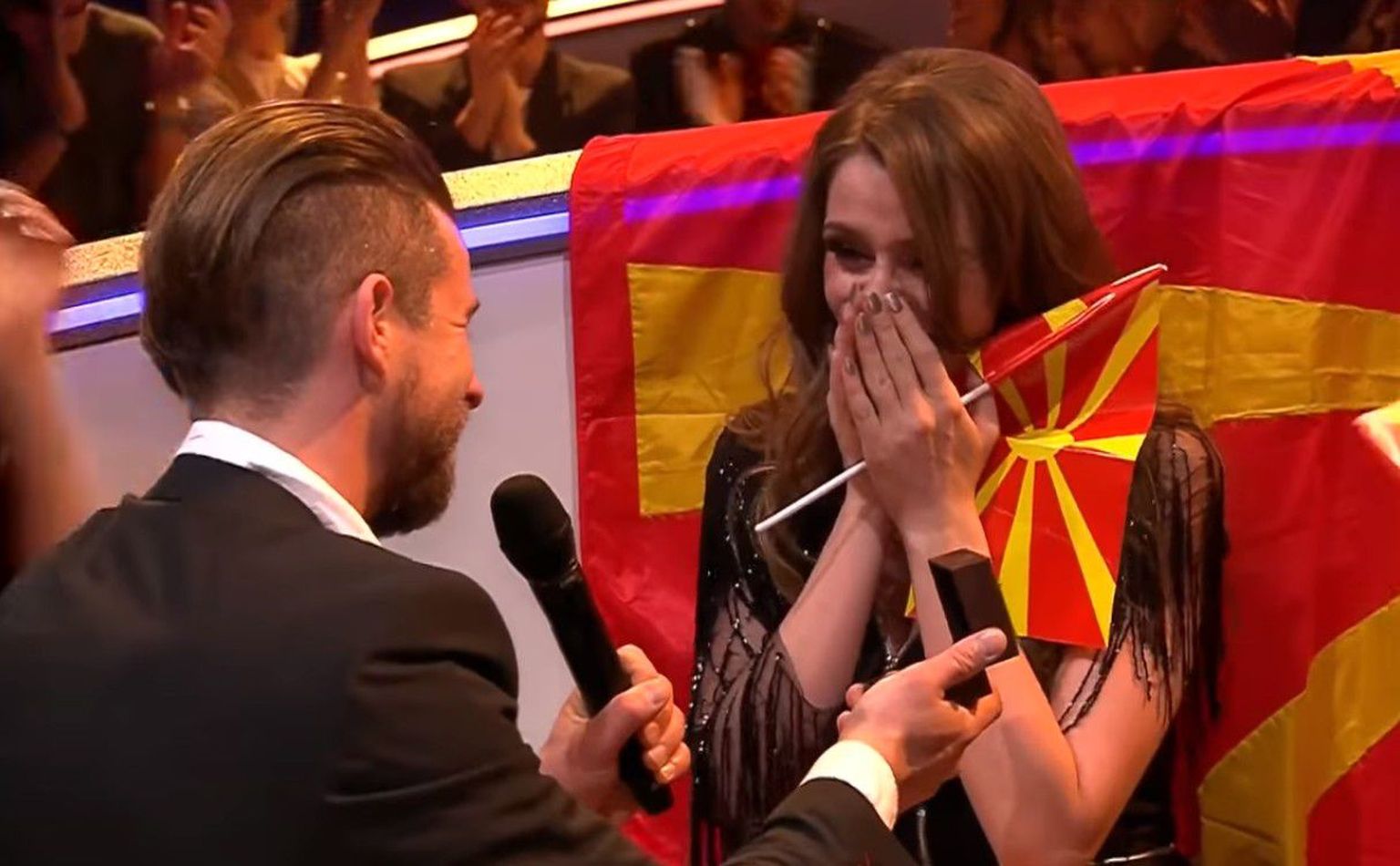 Makedoonia lauljatar Jana Burčeska kihlus Eurovisiooni otse-eetris