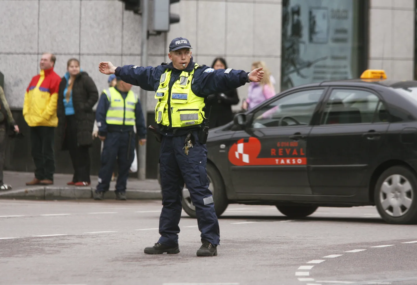 Politseinik liiklust reguleerimas.