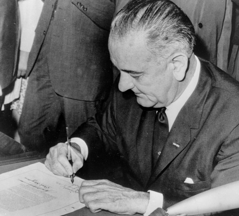 President Lyndon Johnson allkirjastamas kodanikuõiguste seadust. Foto: Topfoto/Scanpix