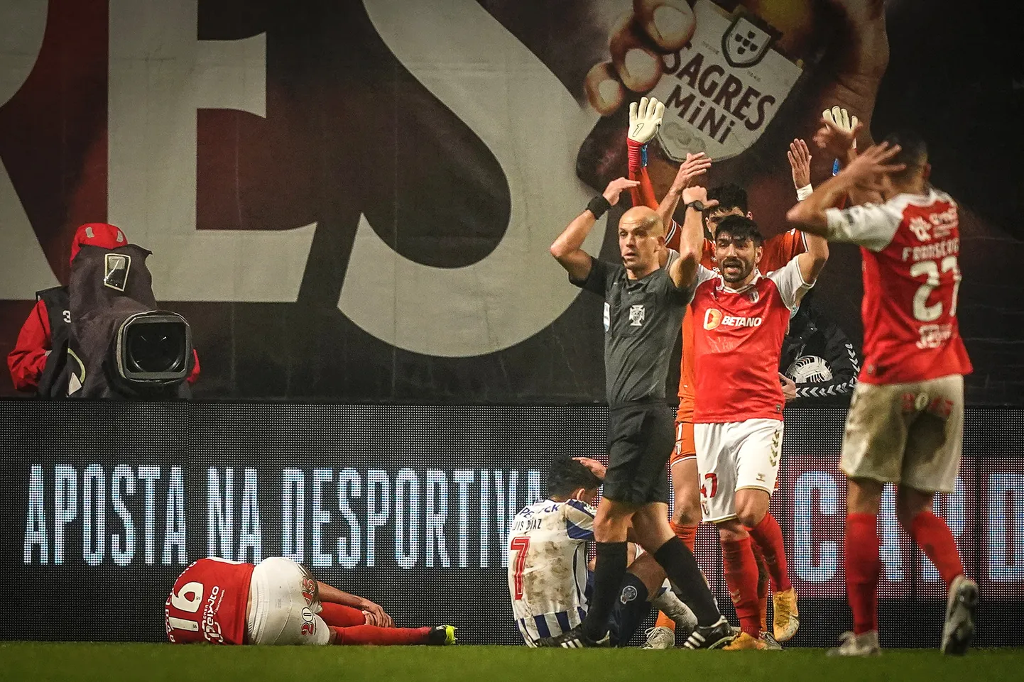 Portugali jalgpalliklubi Braga mängijad reageerivad meeskonnakaaslase David Carmo (vasakul) vigastusele.