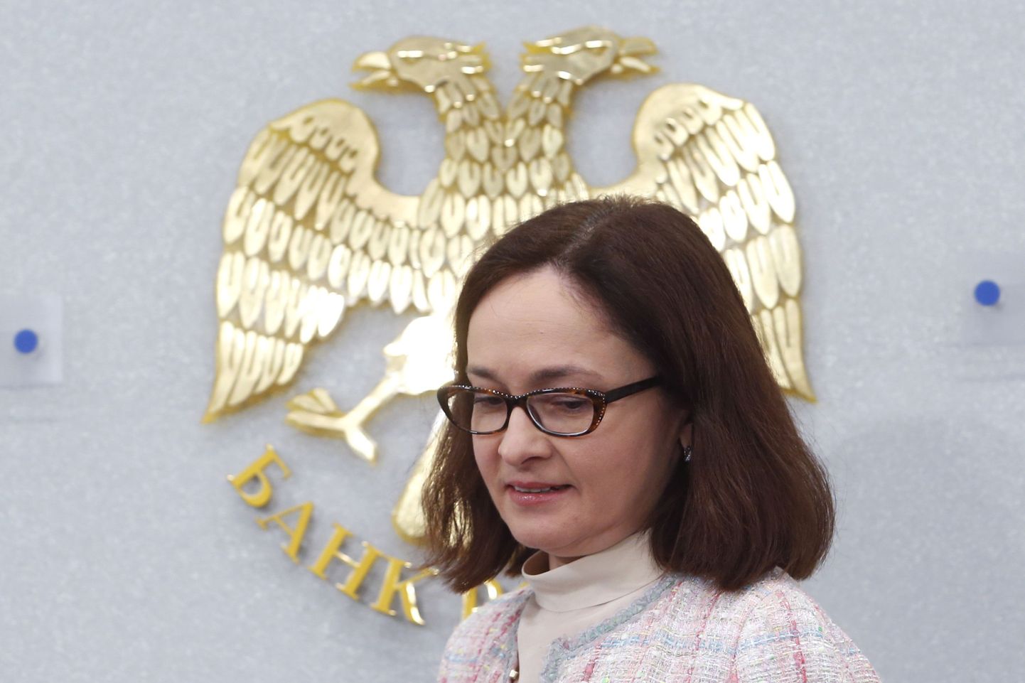 Venemaa keskpanga juht Elvira Nabiullina keskpanga logo ees.