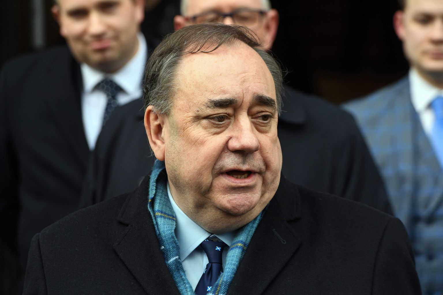 Šotimaa endine liider Alex Salmond täna pärast õigeksmõistva otuse väljakuulutamist Edinburgh'i kohtu juures.