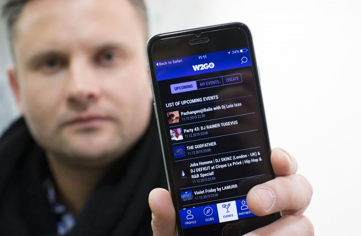 Вейко Умал демонстрирует журналисту Postimees свое мобильное приложение. На тот момент он уже присвоил деньги инвесторов.