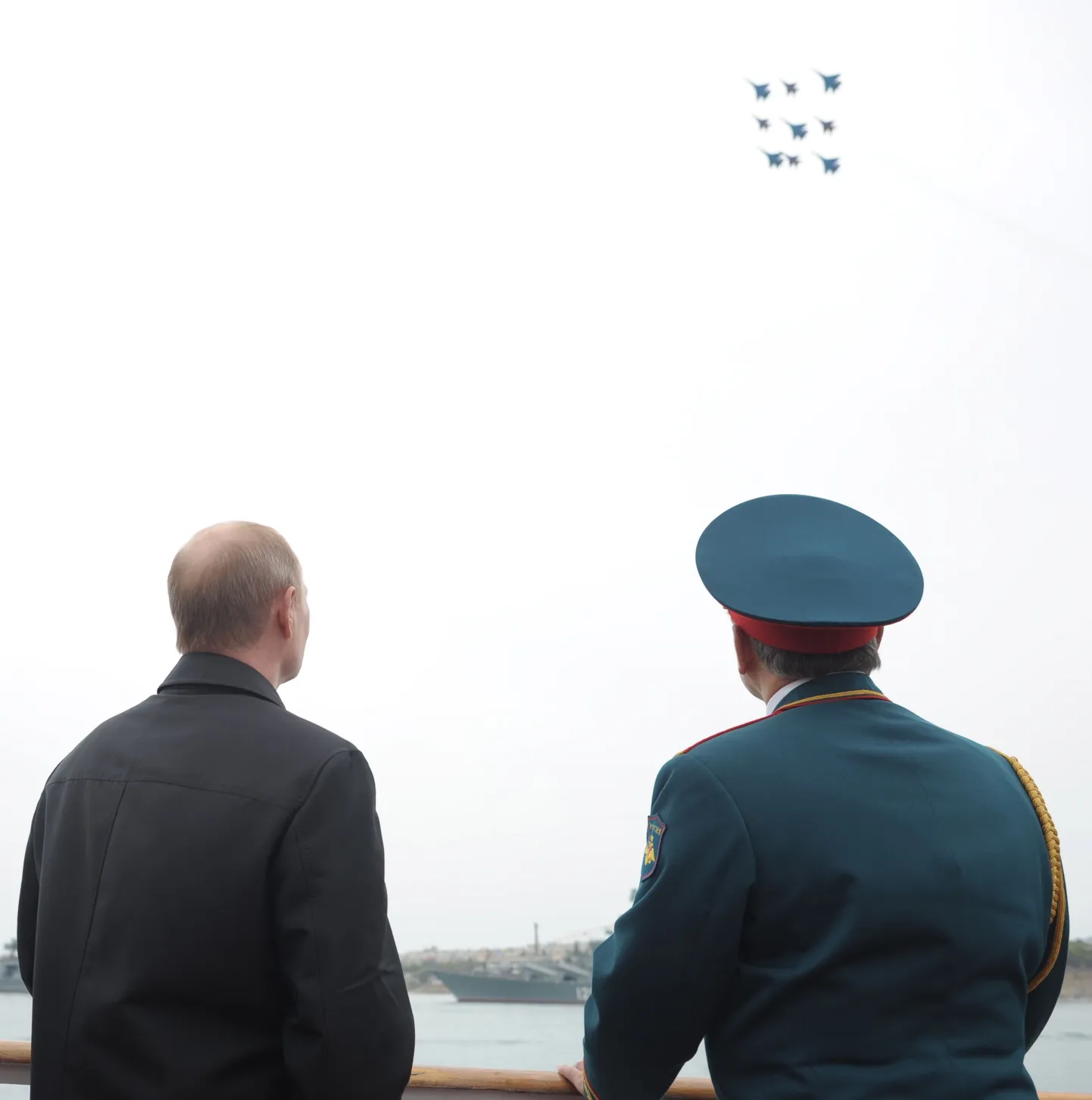 Vene president Vladimir Putin (vasakul) ja kaitseminister Sergei Šoigu jälgivad pilootide oskusi.