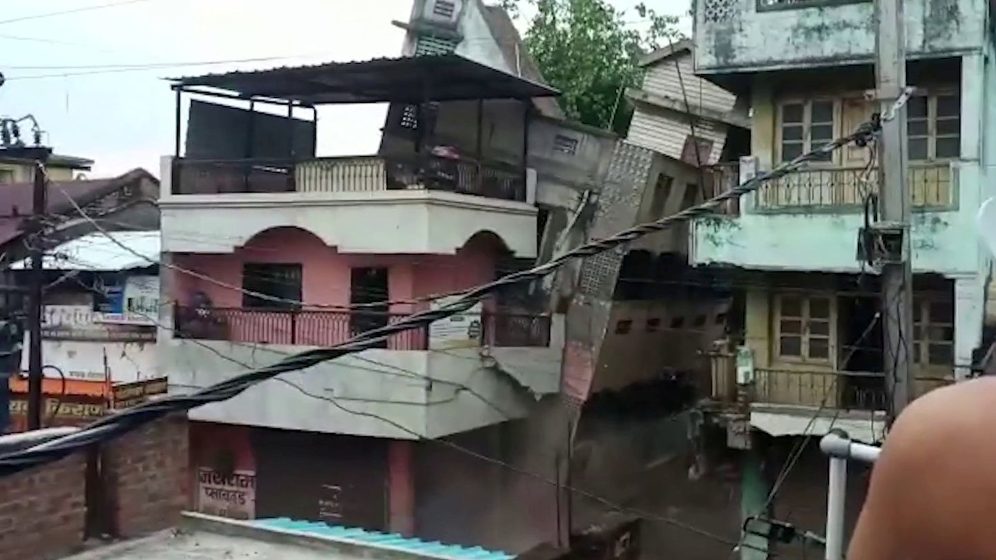 Indias Nandura linnas kukkus kokku kolmekorruseline eluhoone.