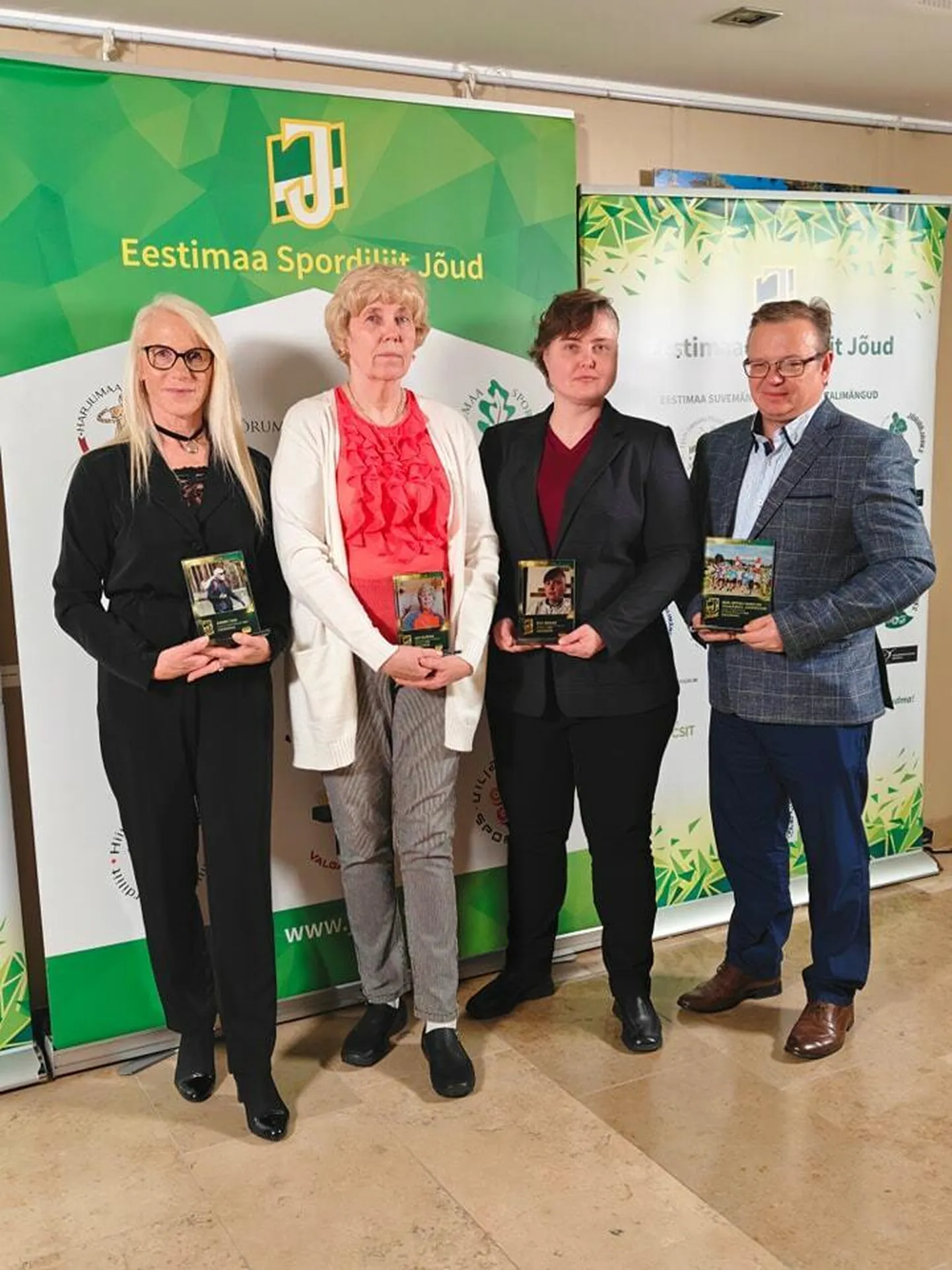 Valgamaa tunnustatud: treener Anneli Taul (vasakult), orienteerumispäevakute korraldajad Liivi Tafenau ning Eva Nessler ja Valgamaa spordiliidu tegevjuht Tiit Kattai