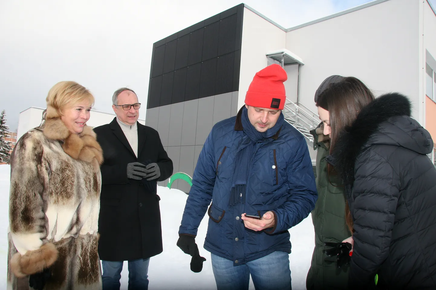 Представитель "Go Vertic" Карл (Сarl) Террас демонстрирует Рийне Ивановой и руководителю "Tehnopol" Ольге Курдовской, что за работой оборудования, подключенного к новой стене, легко следить и через смартфон.