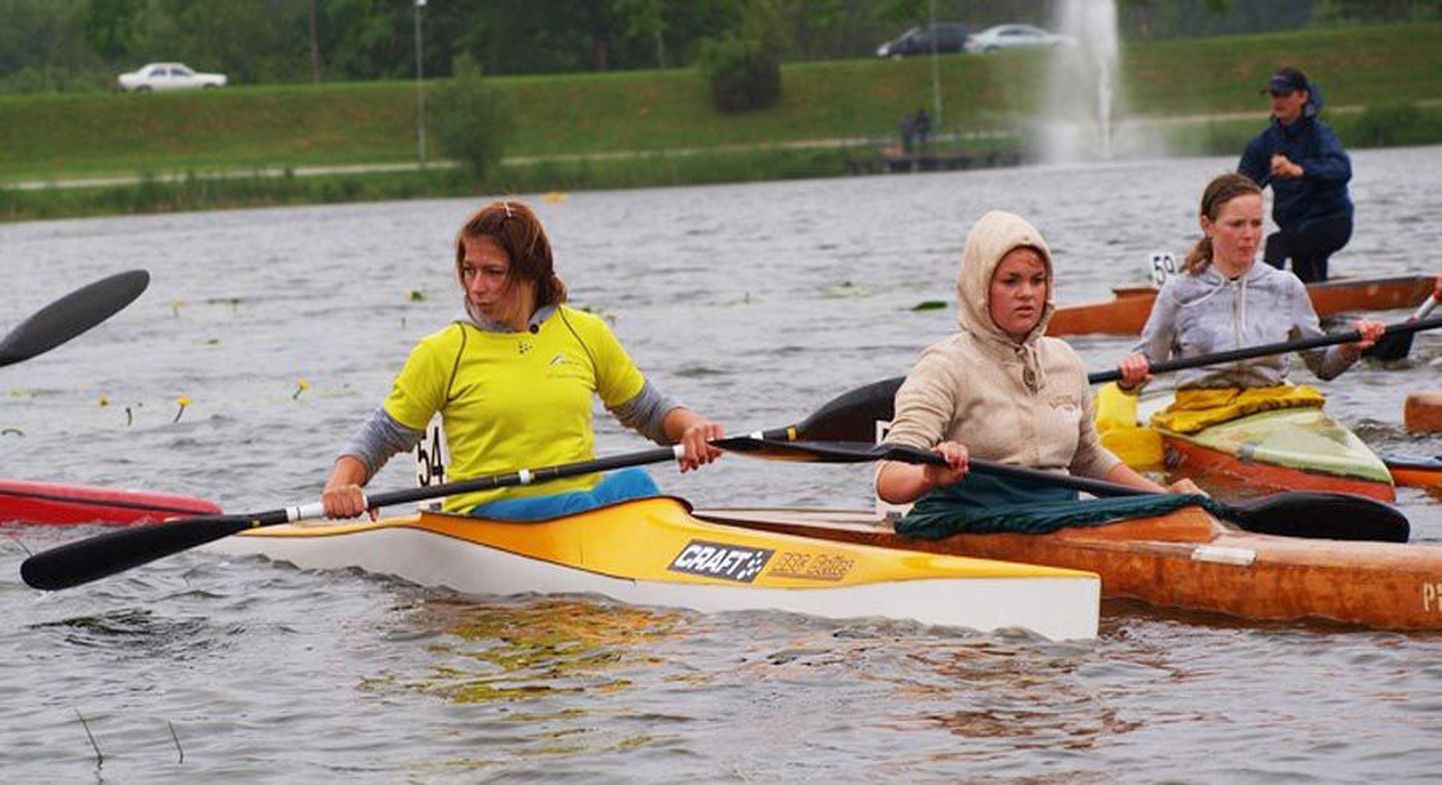 Helery Rullingo (vasakul) sai Paala järvel peetud aerutamise Hansaregatil tütarlaste B-klassis esikoha.