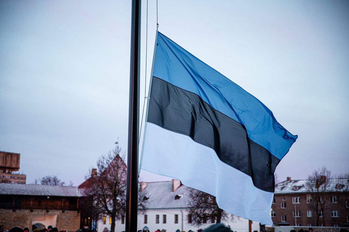 Праздничная церемония поднятия государственного флага во дворе Нарвского замка в День независимости Эстонии.