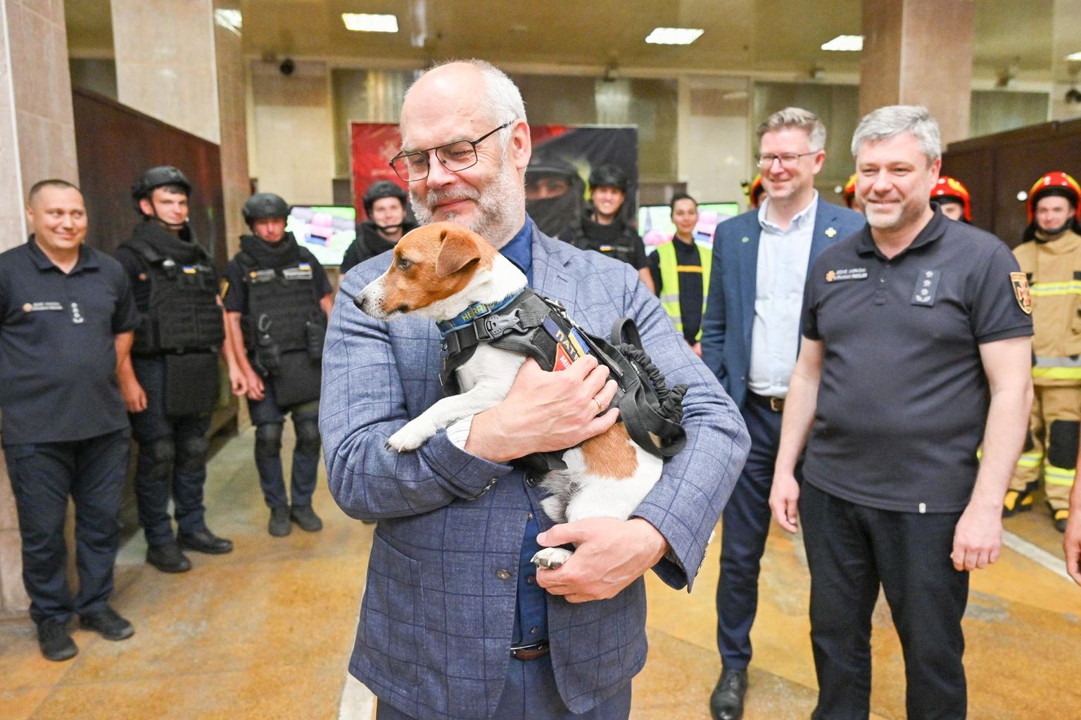 Президент Алар Карис и самая известная в Украине собака-сапер по имени Патрон. В прошлом году Патрон даже получил медаль от президента Зеленского за выдающиеся заслуги.