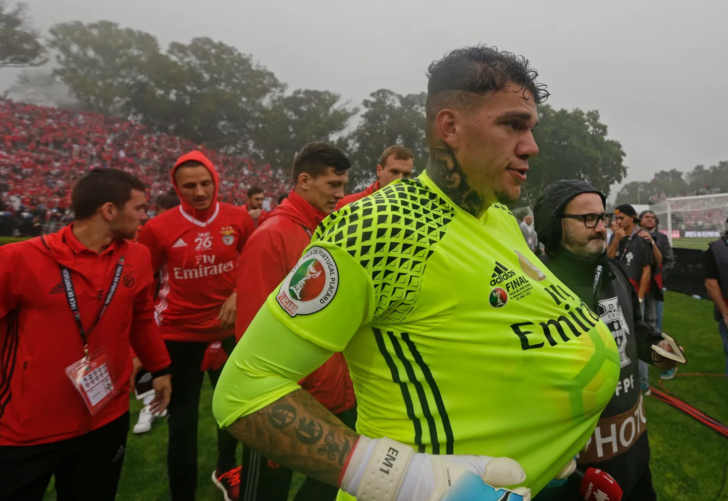 Ederson Moraes (esiplaanil) tähistamas võitu Portugali karikafinaalis. Mängu järel tunnistas 23-aastane väravavaht, et tegemist oli arvatavasti tema viimase kohtumisega Benfica särgis.