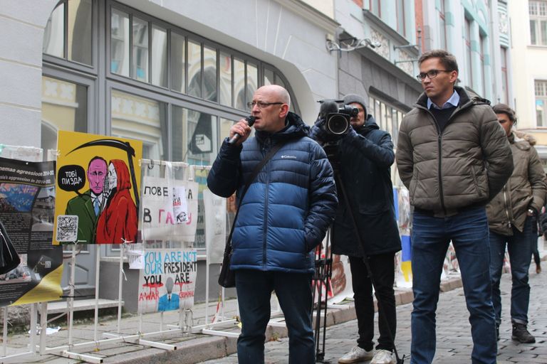 Максим Резник вместе с единомышленниками около посольства РФ в Таллинне 26 ноября говорил о неизбежности военного поражения Путина и перемен, которые после этого произойдут.