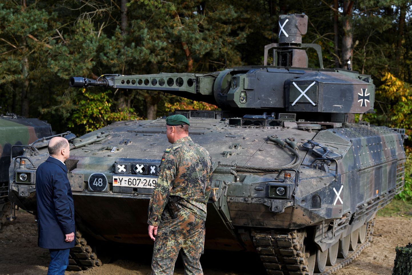 Saksamaa kantsler Olaf Scholz (vasakul) vaatab lahingumasinat Puma mullu oktoobris Bergenis.